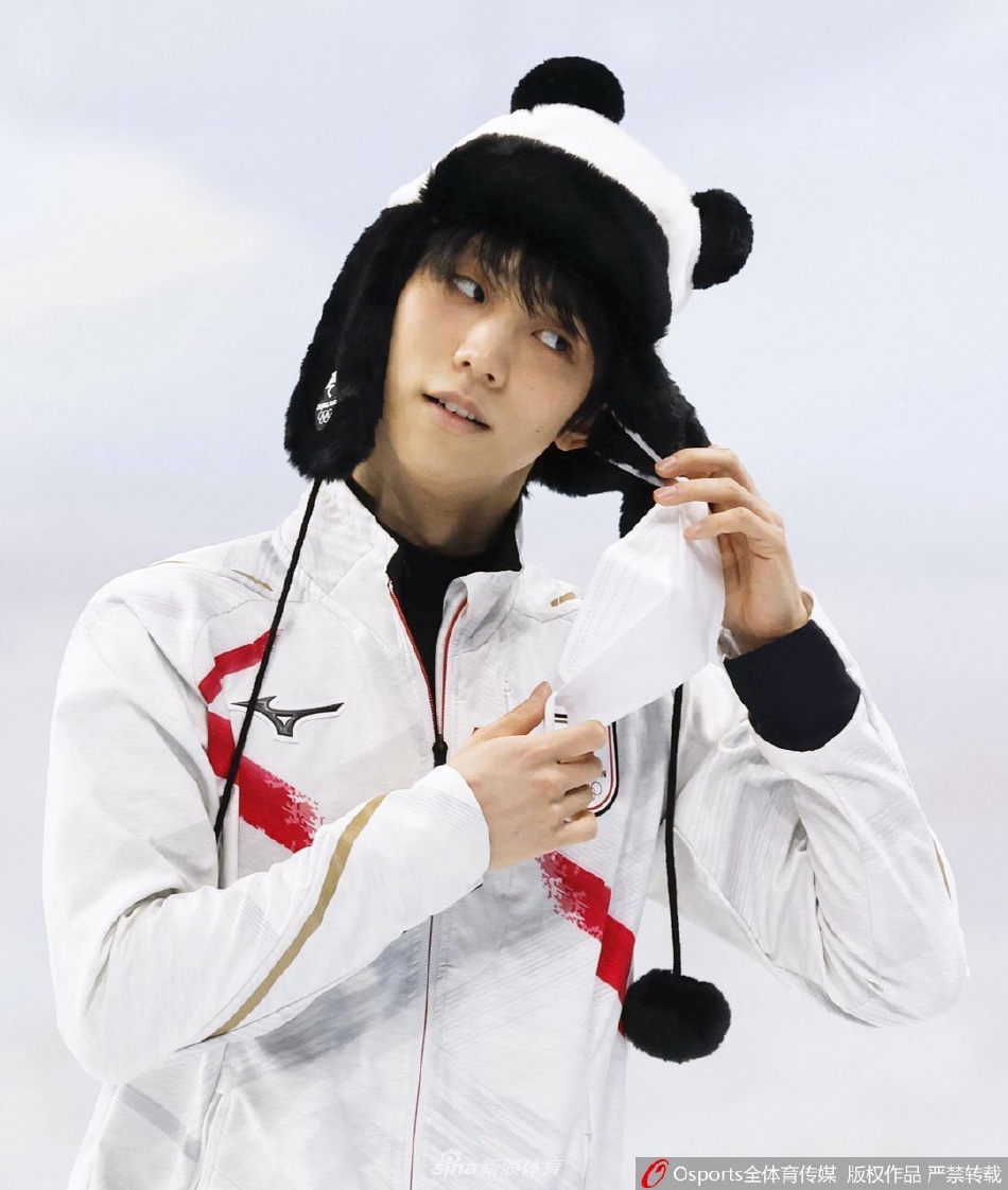 羽生结弦头戴冰墩墩帽子憨态可掬