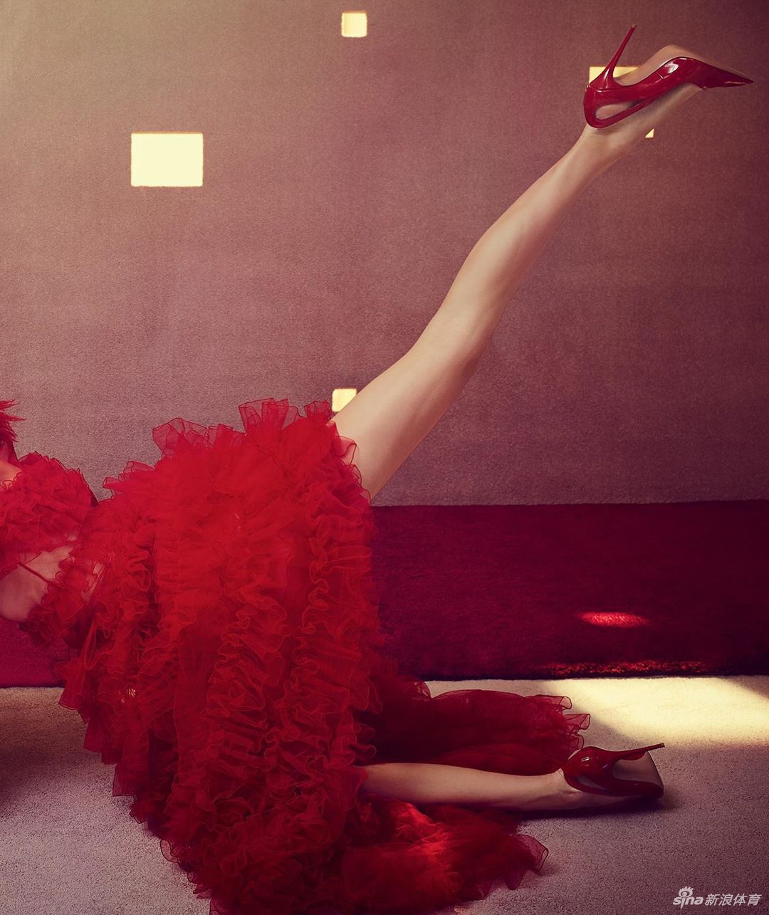 超级网红来了！76人球星西蒙斯女友詹娜杂志写真回顾