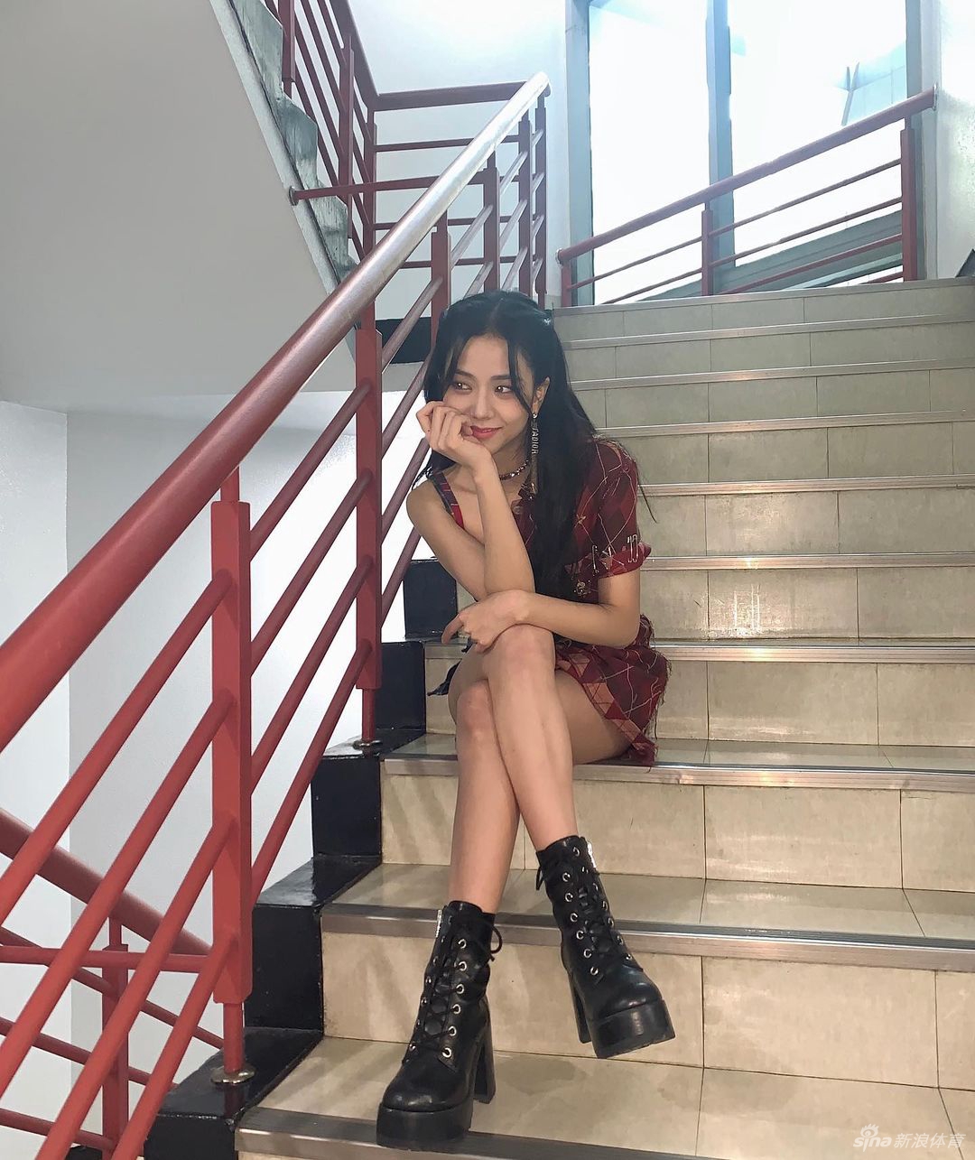 曝孙兴O正与韩女团明星热恋 戴情侣手环