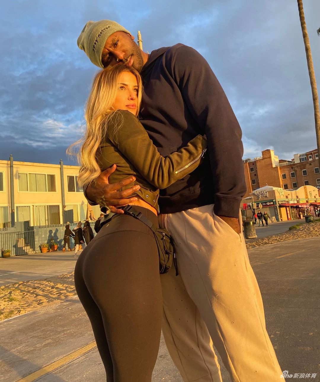 快船前锋美妻晒与丈夫亲密合影 丰满好身材令帕特森欲罢不能