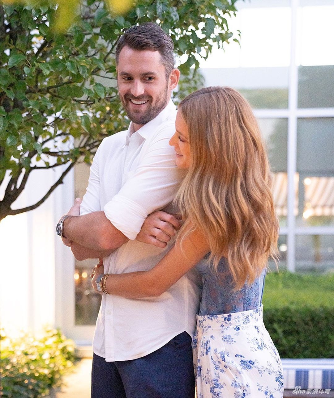 勒夫超模女友登上杂志封面 感受她的超辣长腿