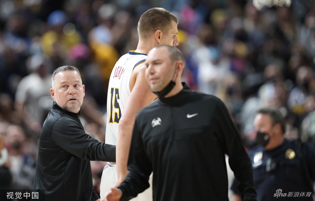 双双被驱逐！莫里斯肘击约基奇被撞翻倒地