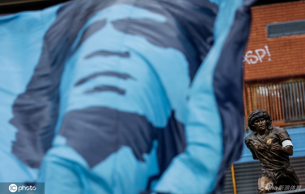 那不勒斯主场揭幕马拉多纳雕像