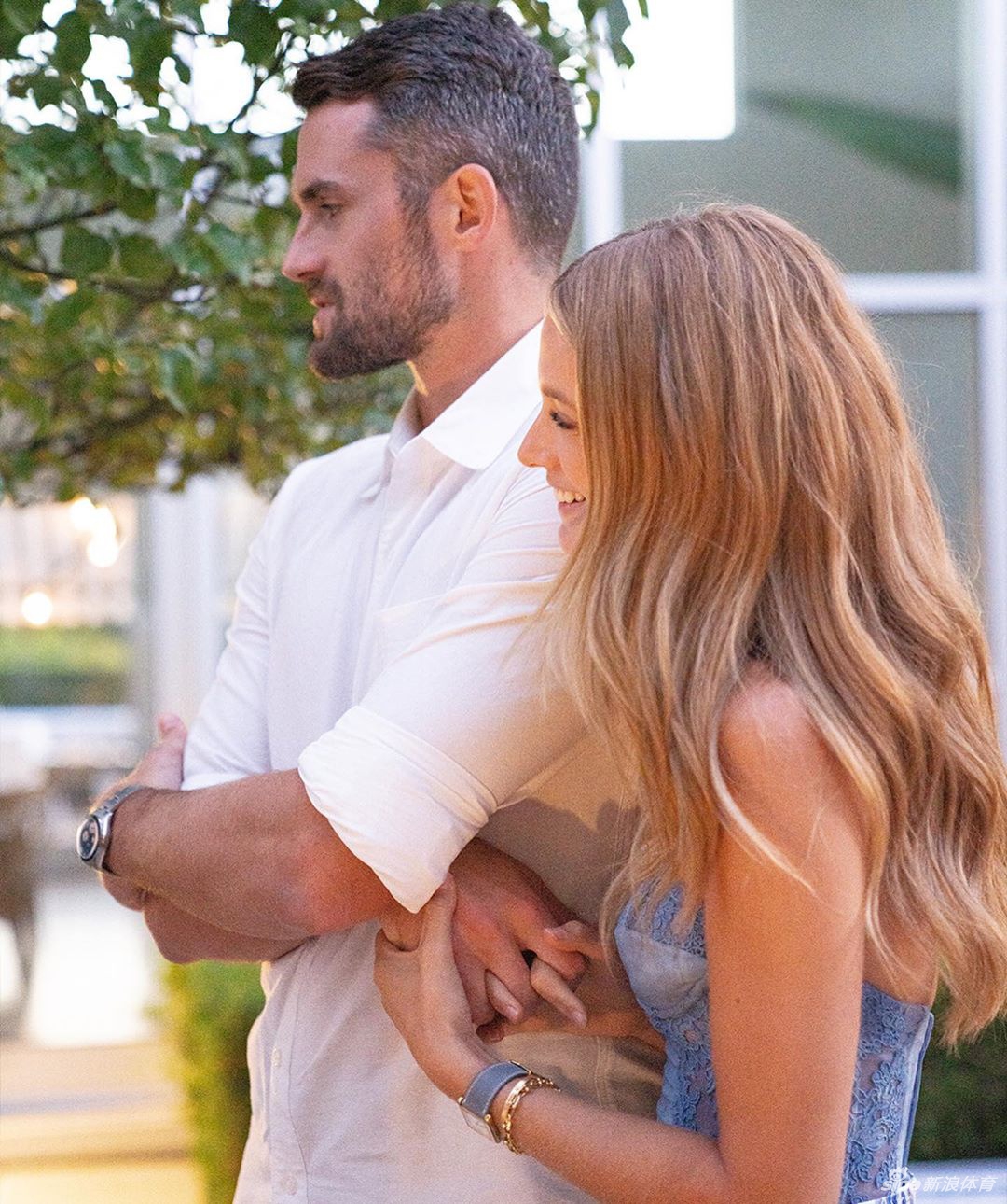 勒夫超模女友登上杂志封面 感受她的超辣长腿