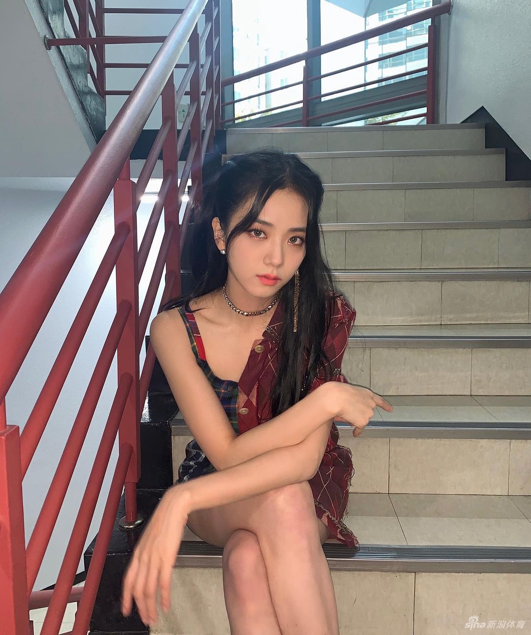 曝孙兴O正与韩女团明星热恋 戴情侣手环