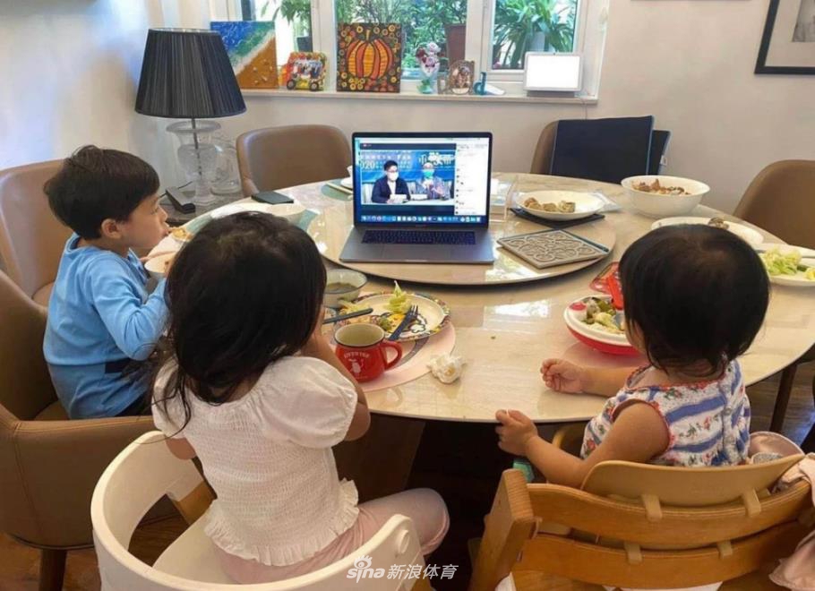 郭晶晶视角？霍启刚晒家庭照 抱俩子女看音乐会画面温馨