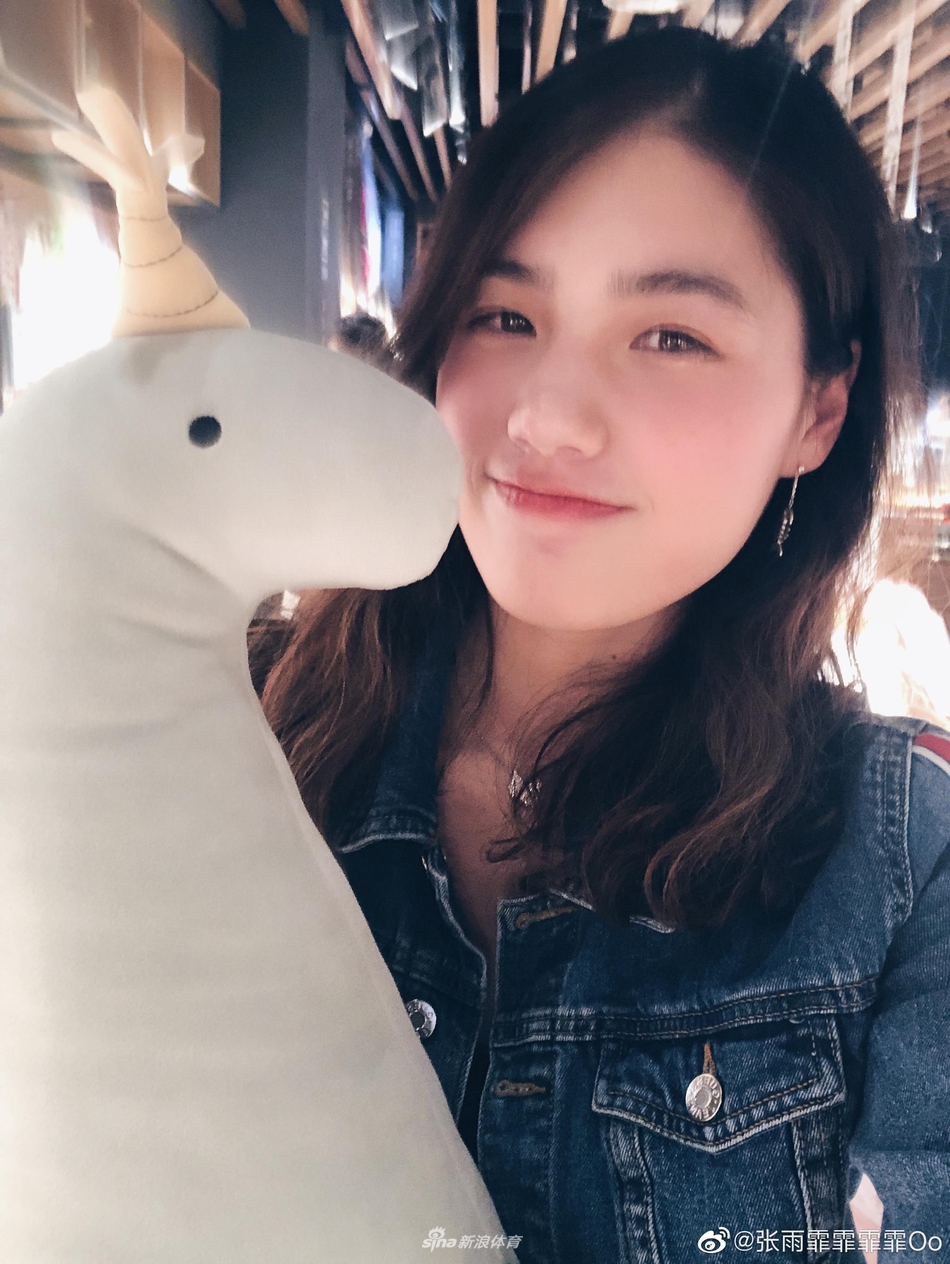 游泳女神张雨霏似邻家女孩 亲切乖巧