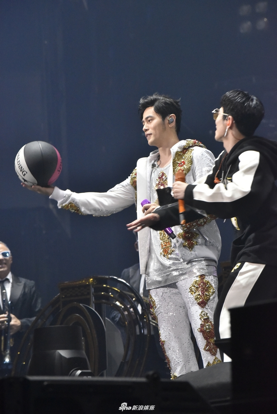 那个爱和NBA球星合影的男人!唱跳rap还不错喔