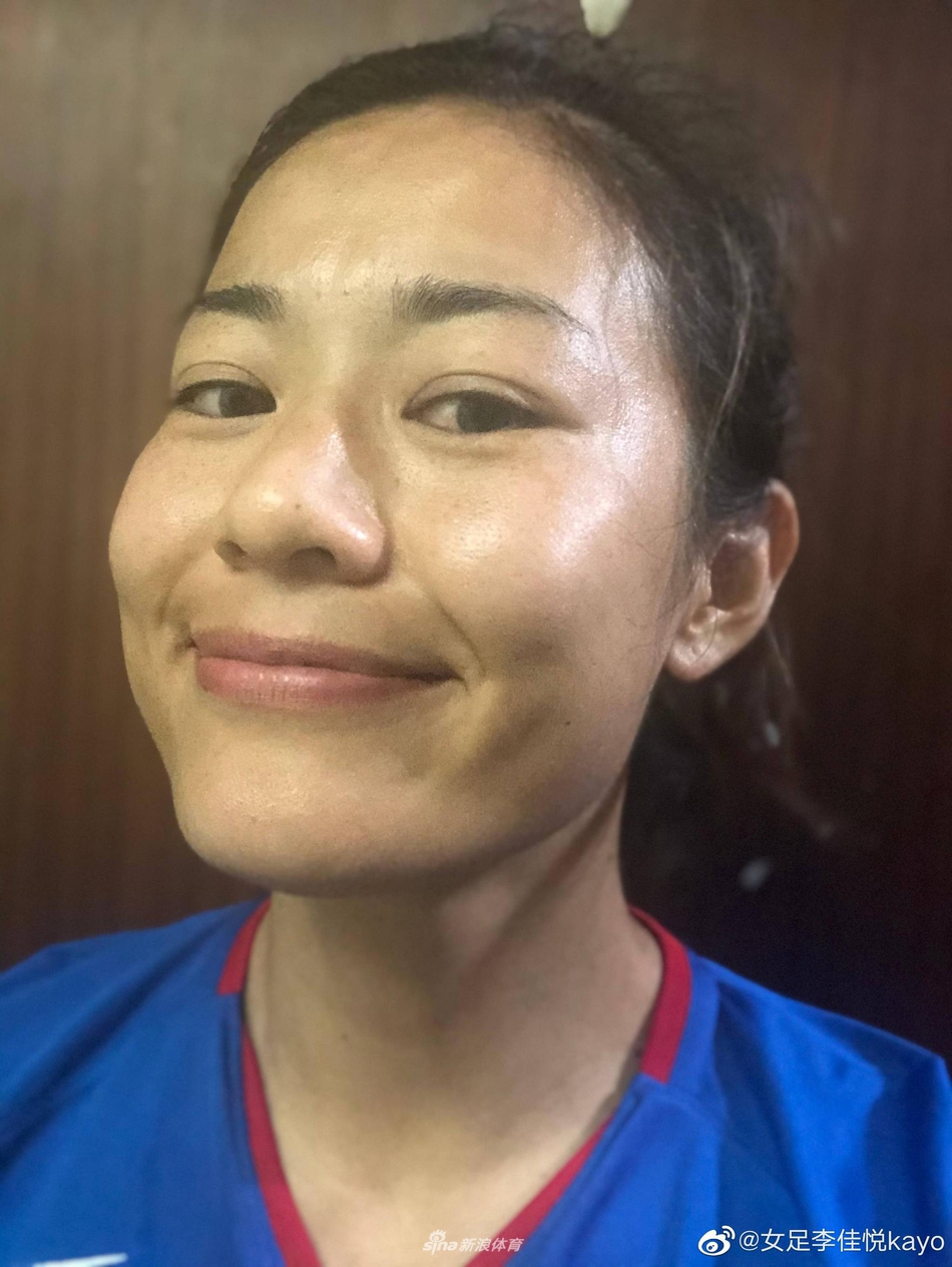 李佳悦晒素颜照 "足坛高圆圆"名不虚传
