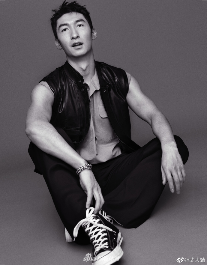 武大靖换上“战袍”化身赛车手