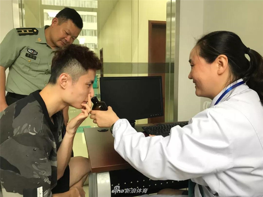 世界冠军石宇奇在南通参加征兵体检