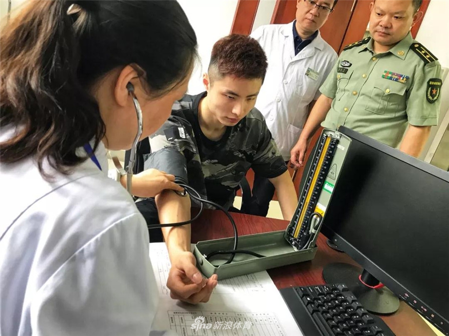 世界冠军石宇奇在南通参加征兵体检
