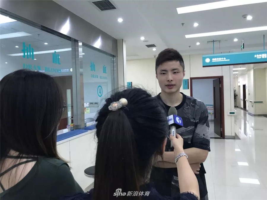 世界冠军石宇奇在南通参加征兵体检