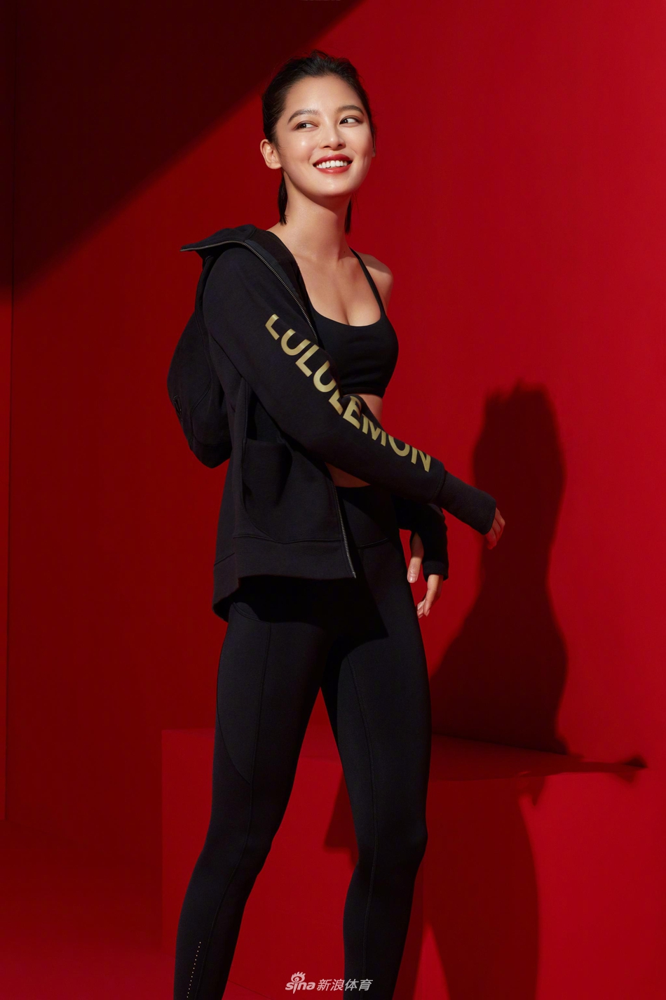女星辛芷蕾穿紧身运动服秀健美身材