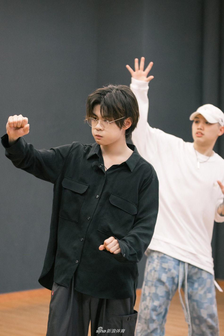 王晨艺教何雯娜老公跳舞 梁超认真练习舞蹈范十足