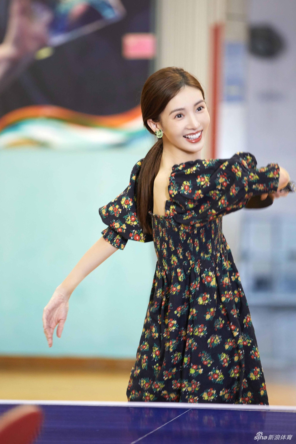 甜蜜！张继科手把手教金晨打乒乓球