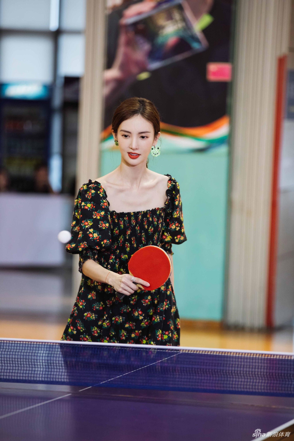 甜蜜！张继科手把手教金晨打乒乓球