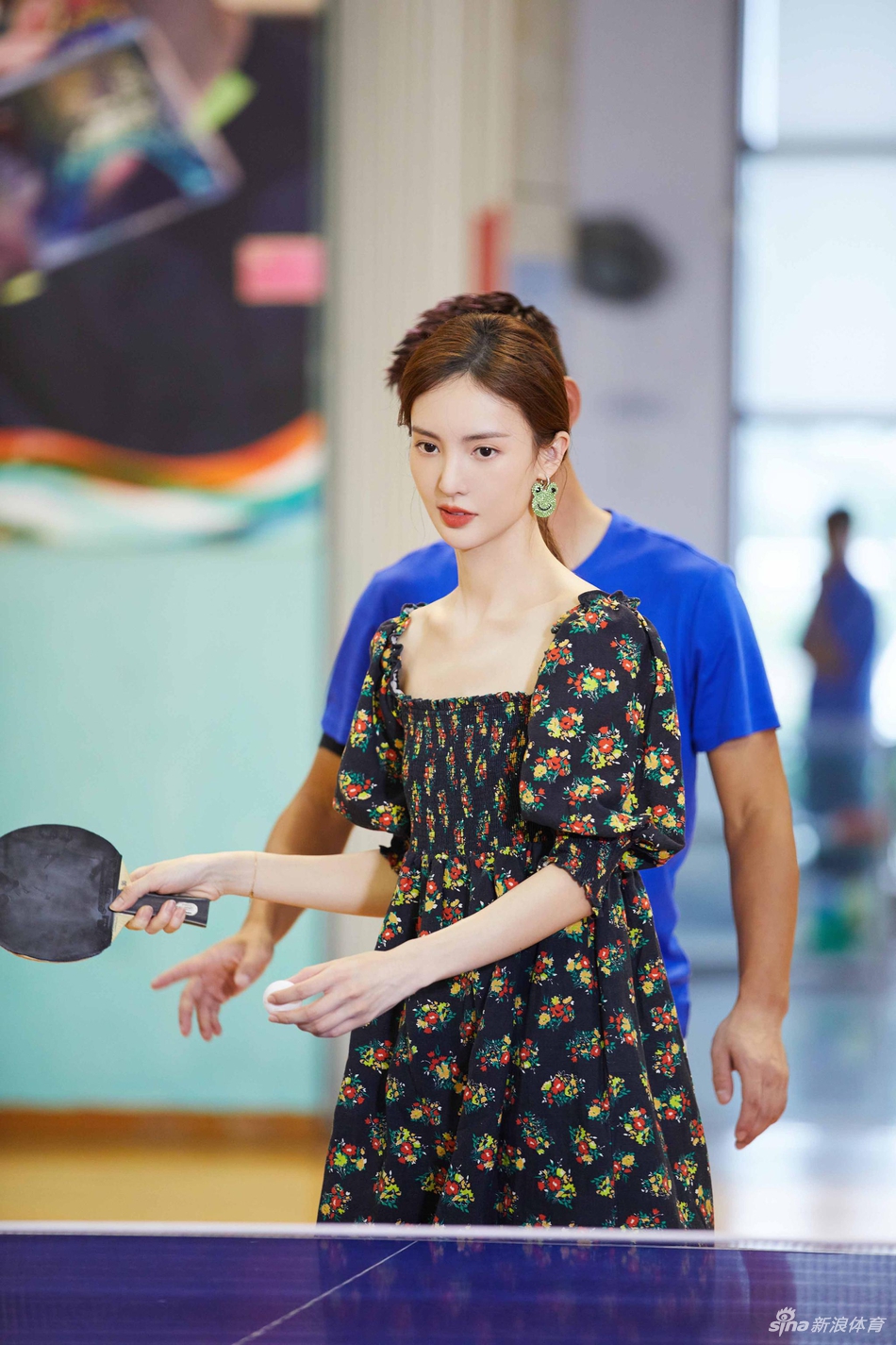 甜蜜！张继科手把手教金晨打乒乓球