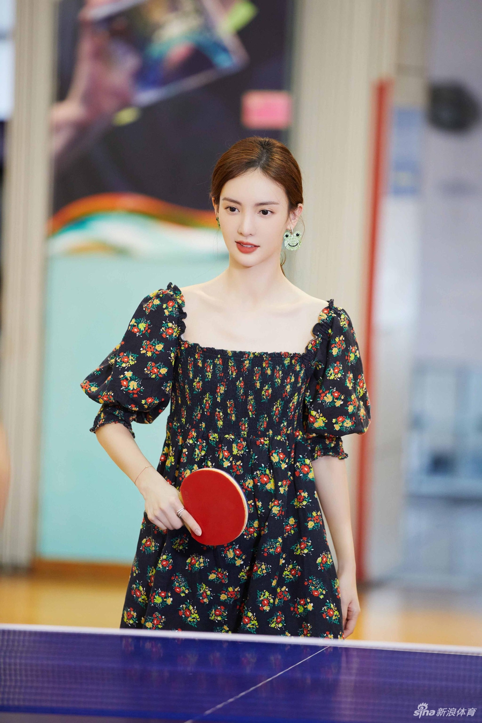 甜蜜！张继科手把手教金晨打乒乓球