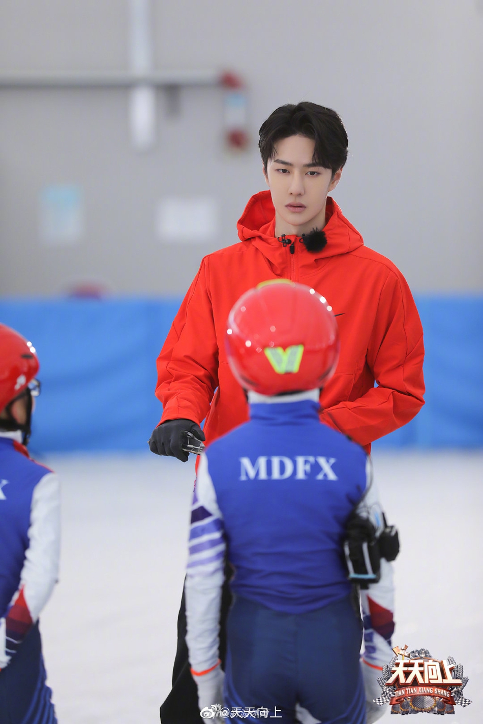 王一博带孩子滑冰贴心陪伴 细心观察孩子状态严谨认真