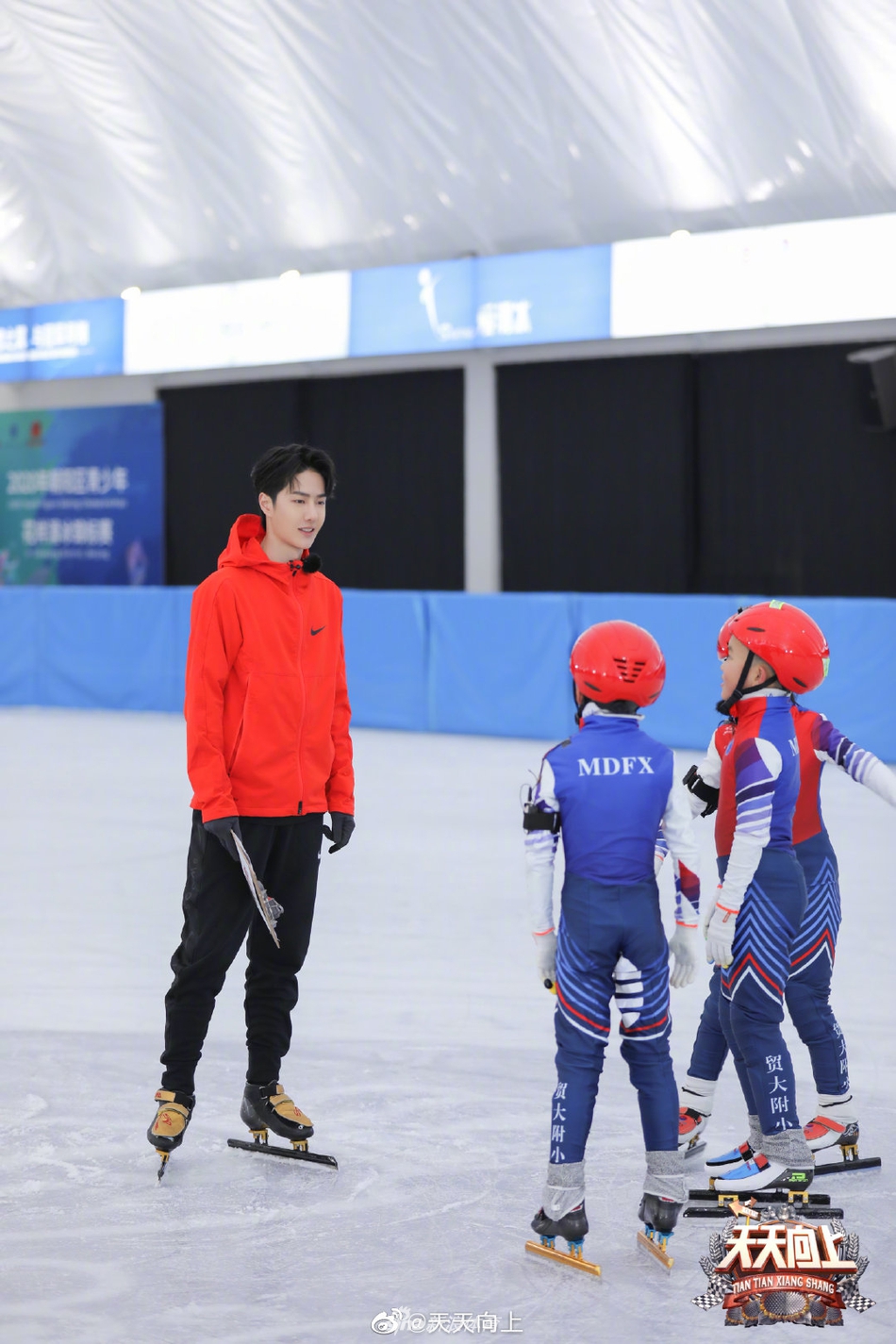 王一博带孩子滑冰贴心陪伴 细心观察孩子状态严谨认真