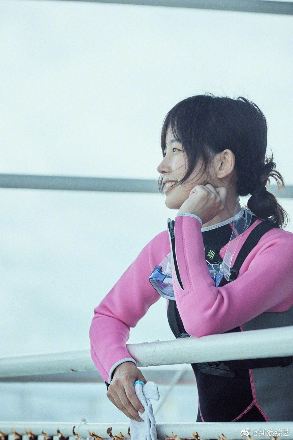 央视女主持王冰冰穿潜水服素颜出镜