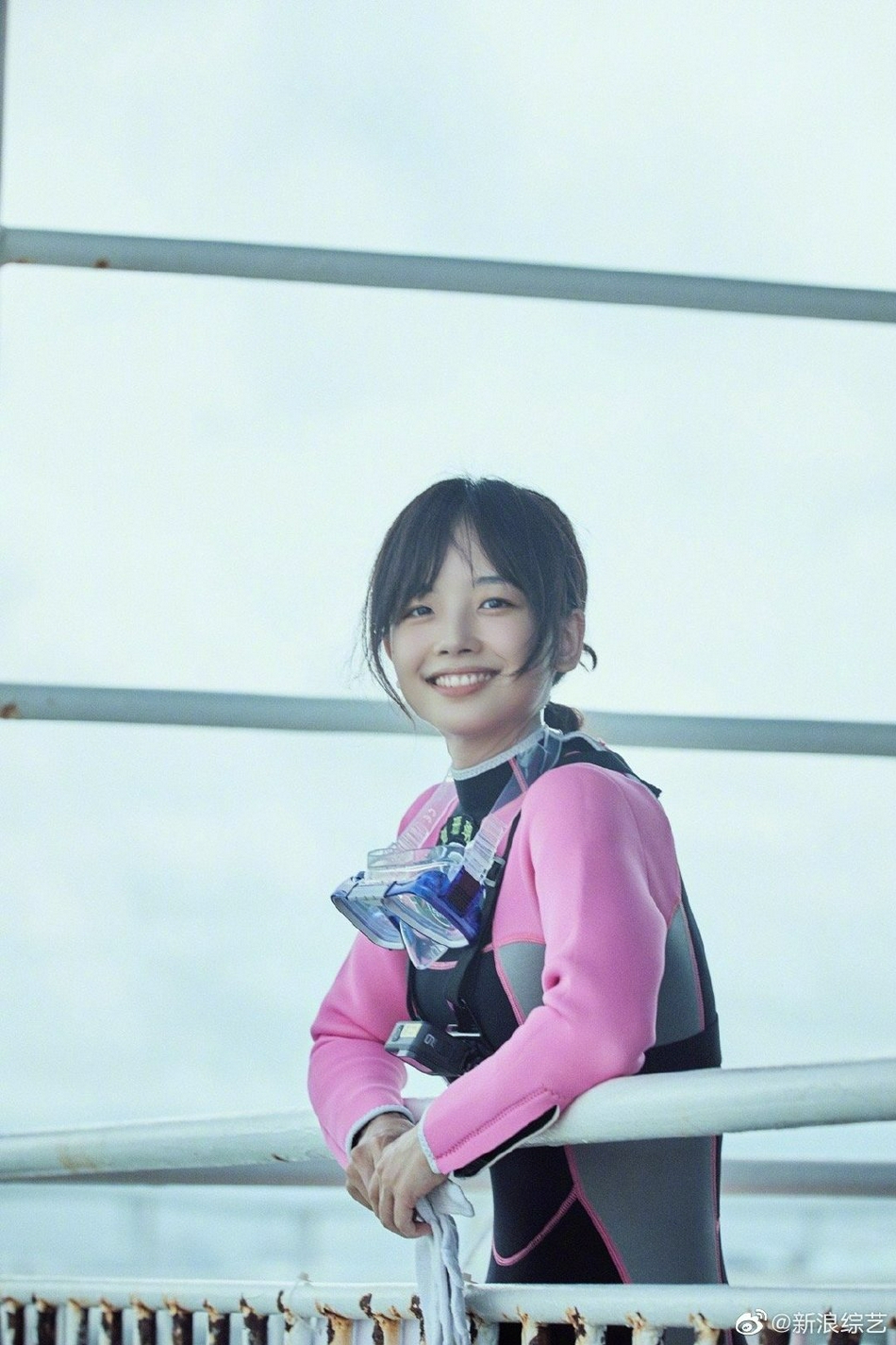 央视女主持王冰冰穿潜水服素颜出镜