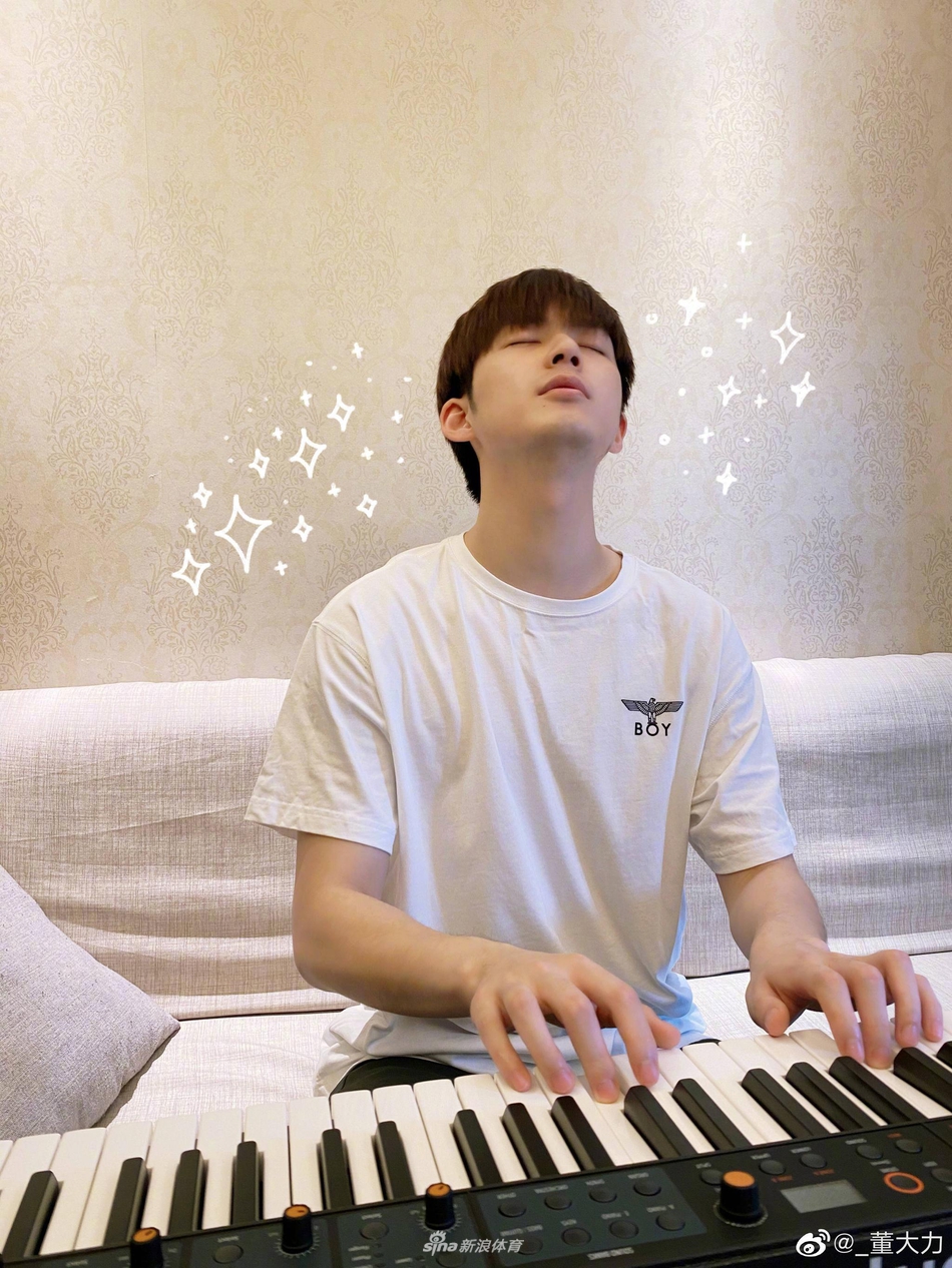 董力夏日清新写真 白衬衫阳光帅气少年感十足