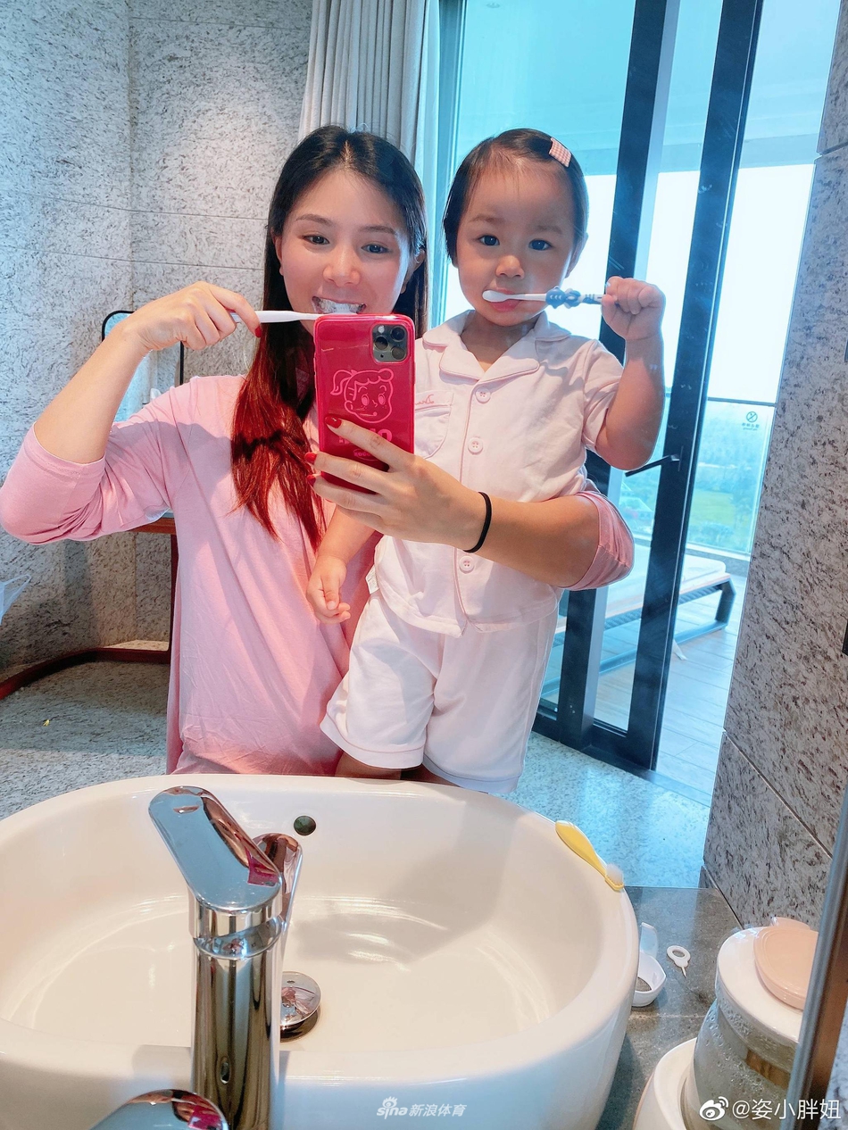 跳水女神何姿晒邹凯与女儿搞怪萌照 新发型抢镜