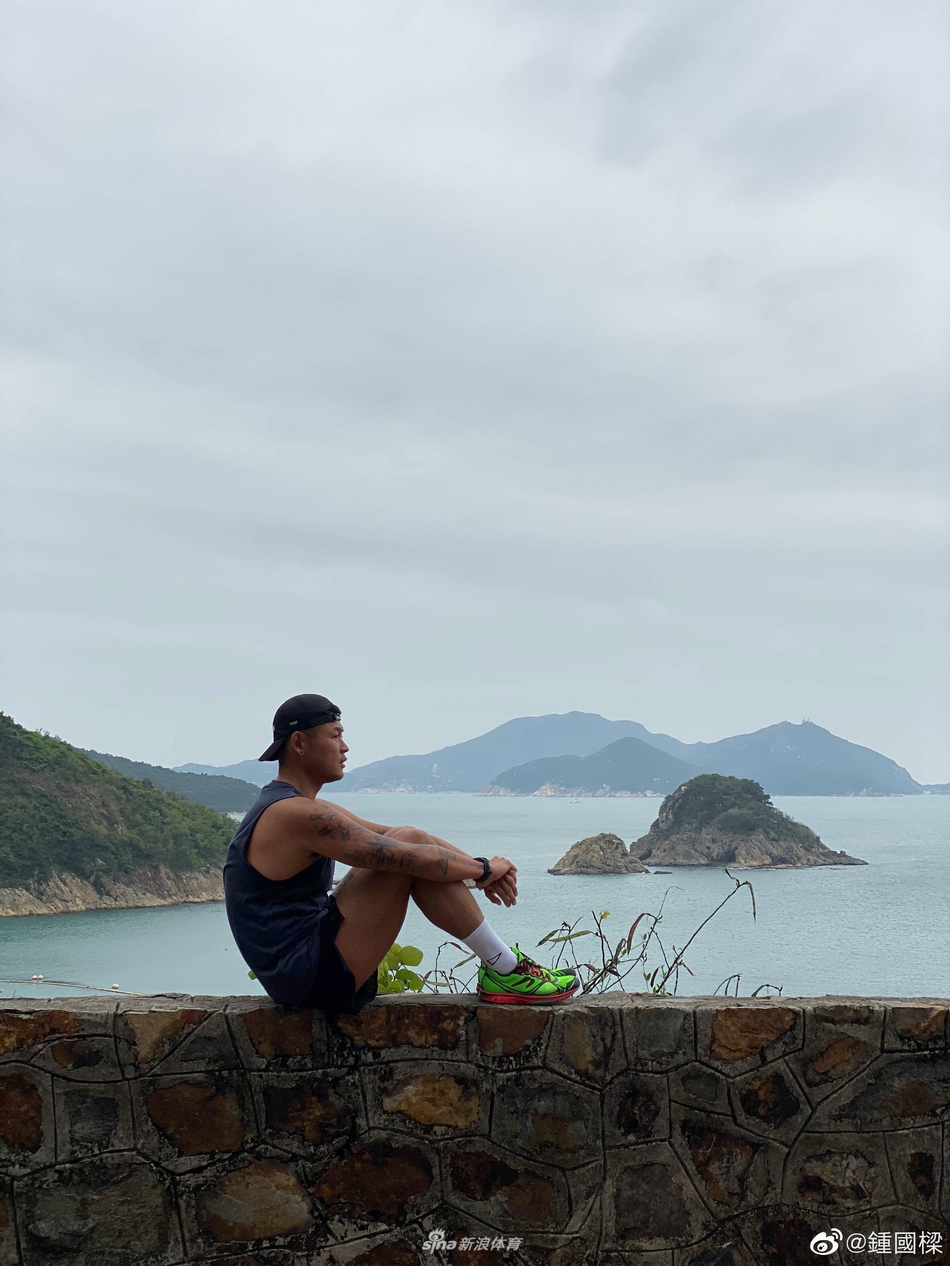 香港水球队队长钟国梁运动抗疫 为中国加油