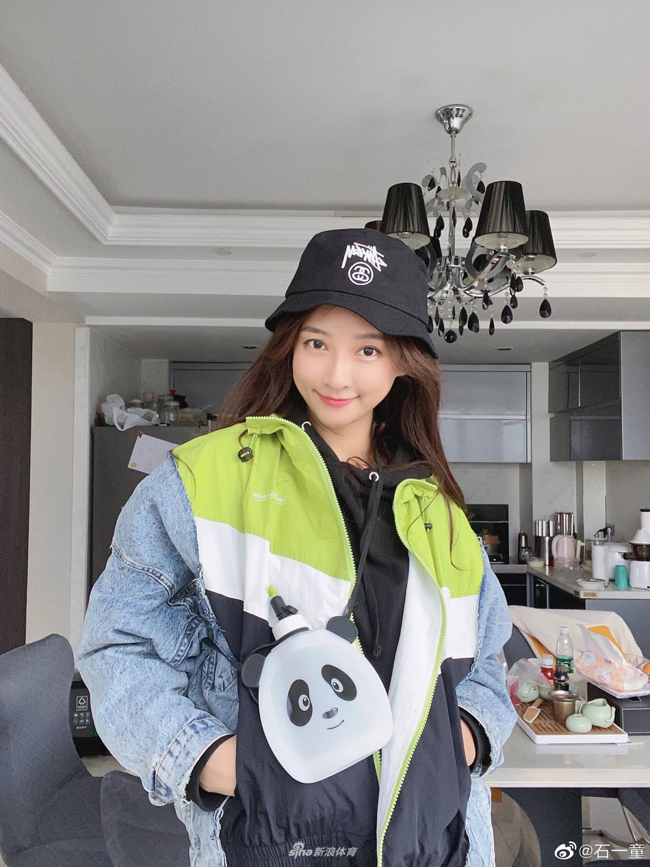 篮球界关晓彤深夜发自拍美图 甜美可人颜值出众