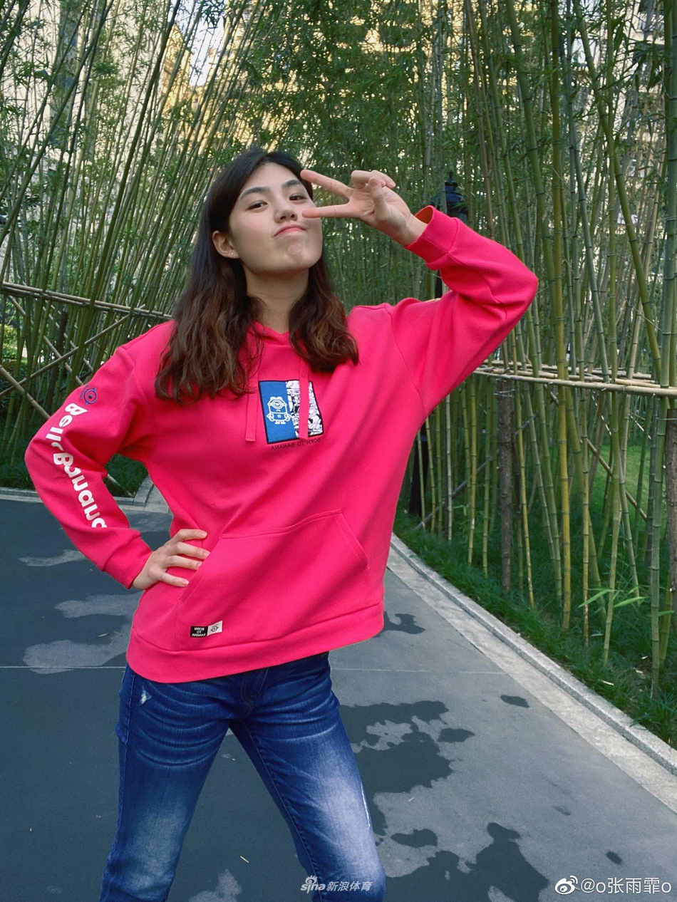 游泳女神张雨霏似邻家女孩 亲切乖巧
