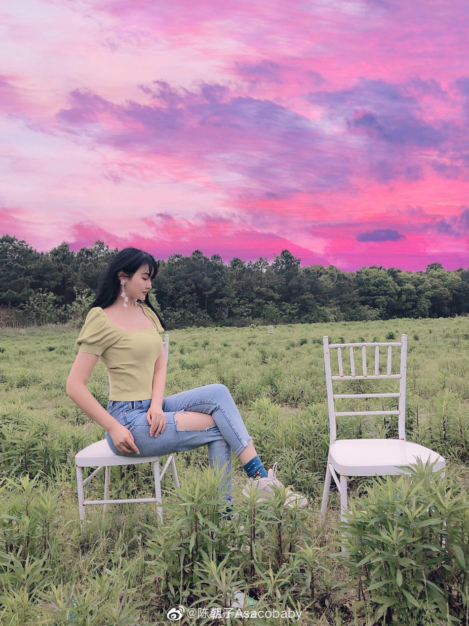 足球宝贝陈朝子春日踏青 美似精灵可爱动人