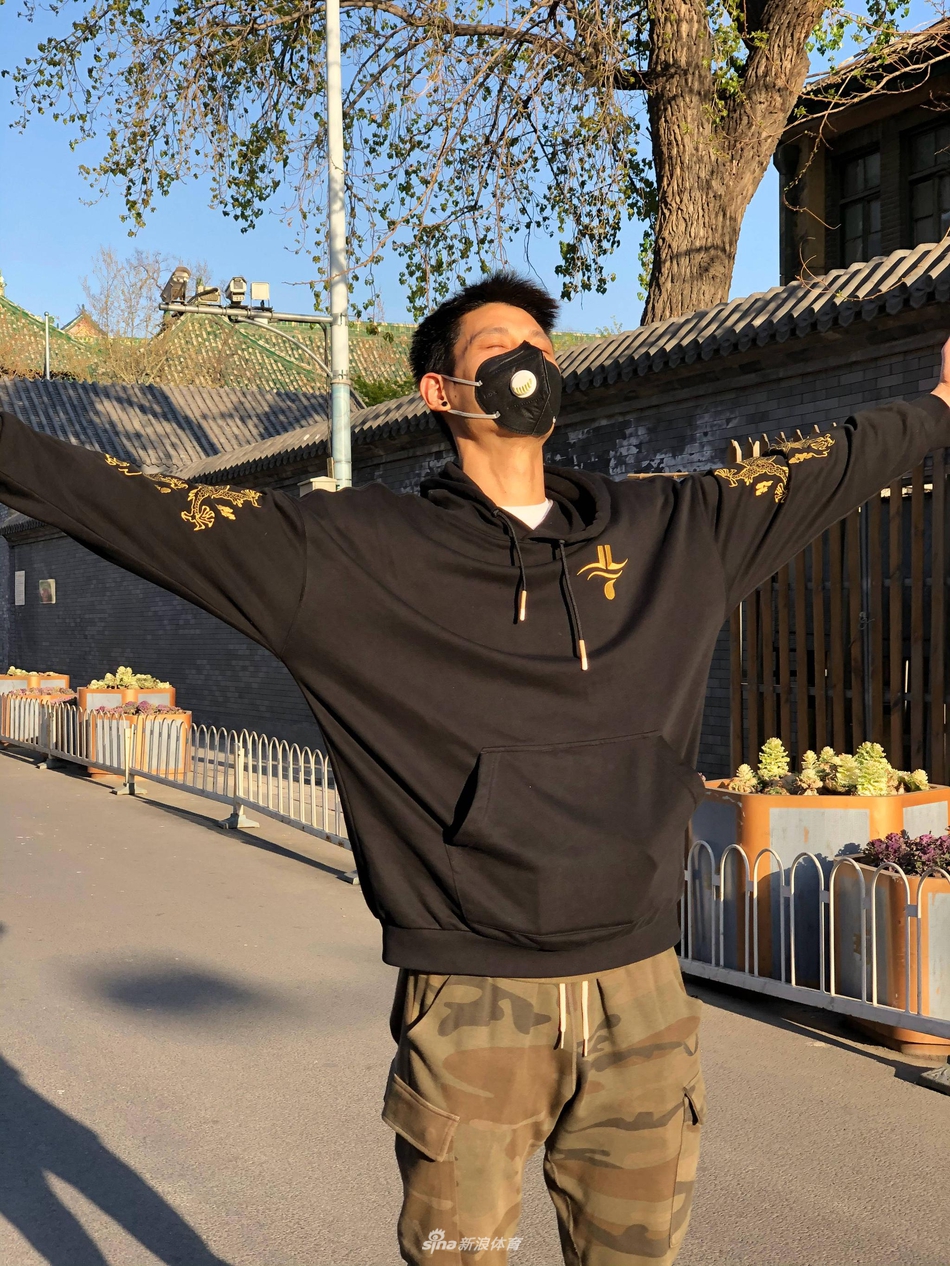 林书豪晒合影为李易峰庆生 称5月8日将有惊喜