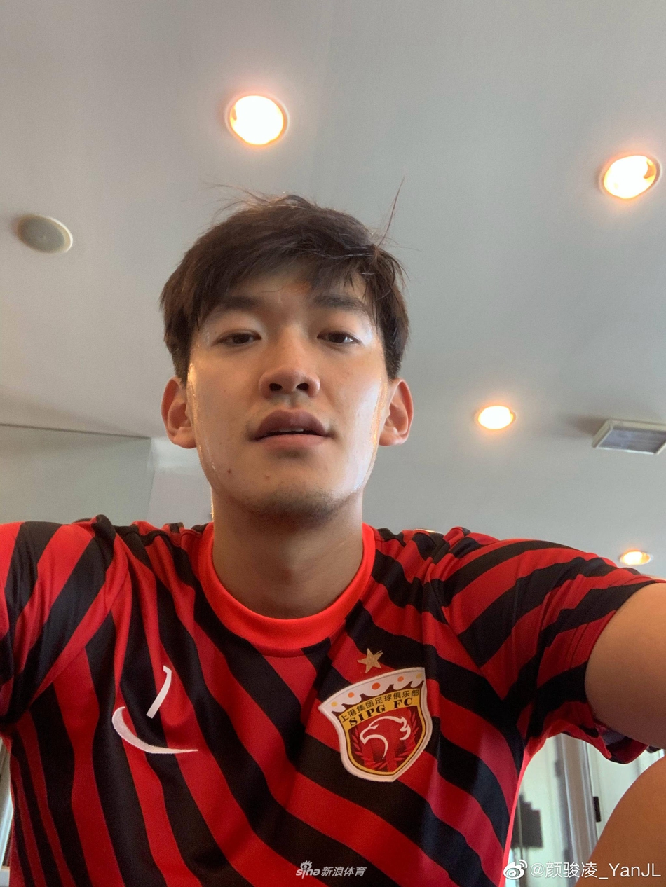 颜骏凌侧颜杀展现精致五官 网友直呼真帅！