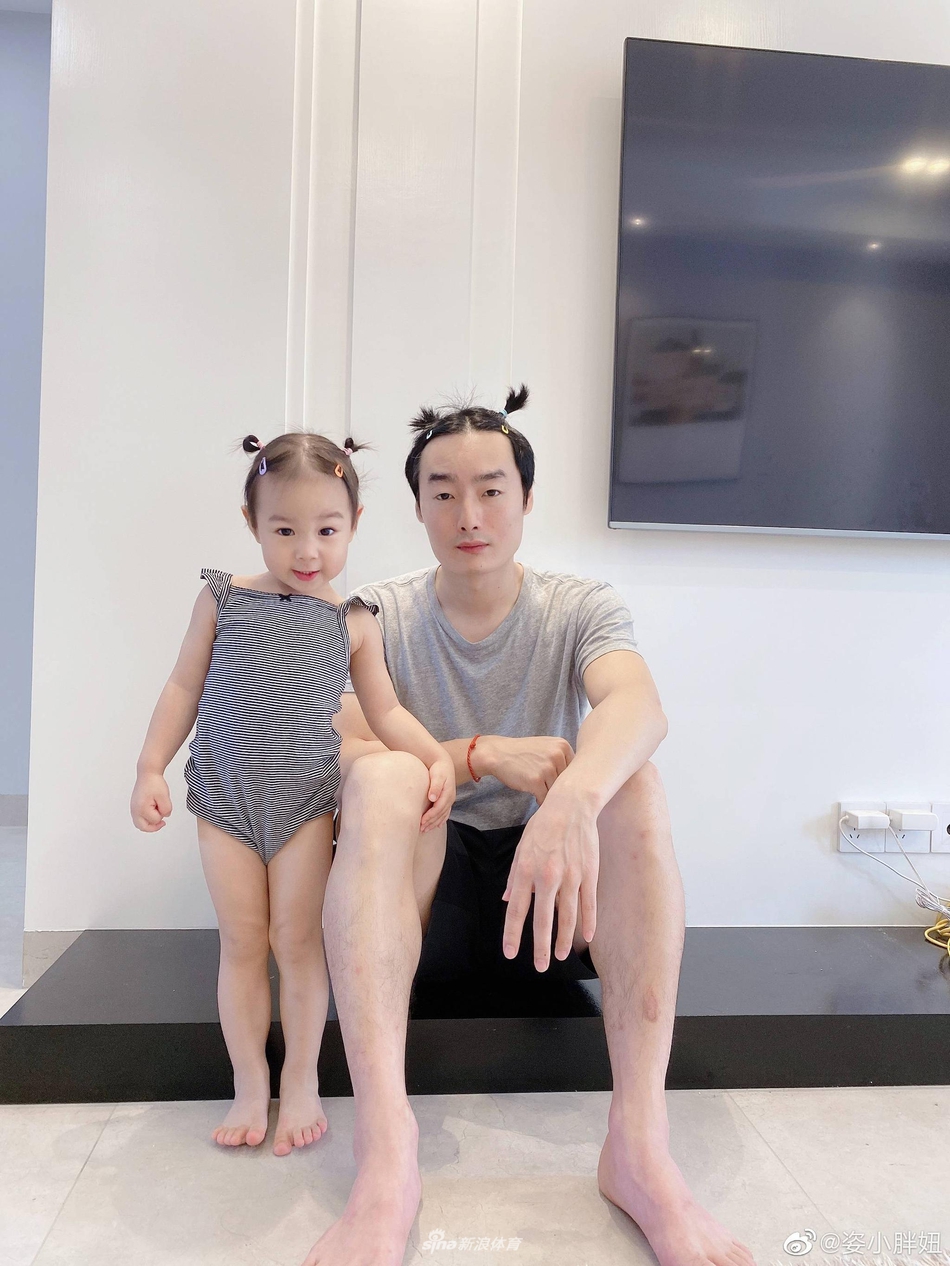 跳水女神何姿晒邹凯与女儿搞怪萌照 新发型抢镜