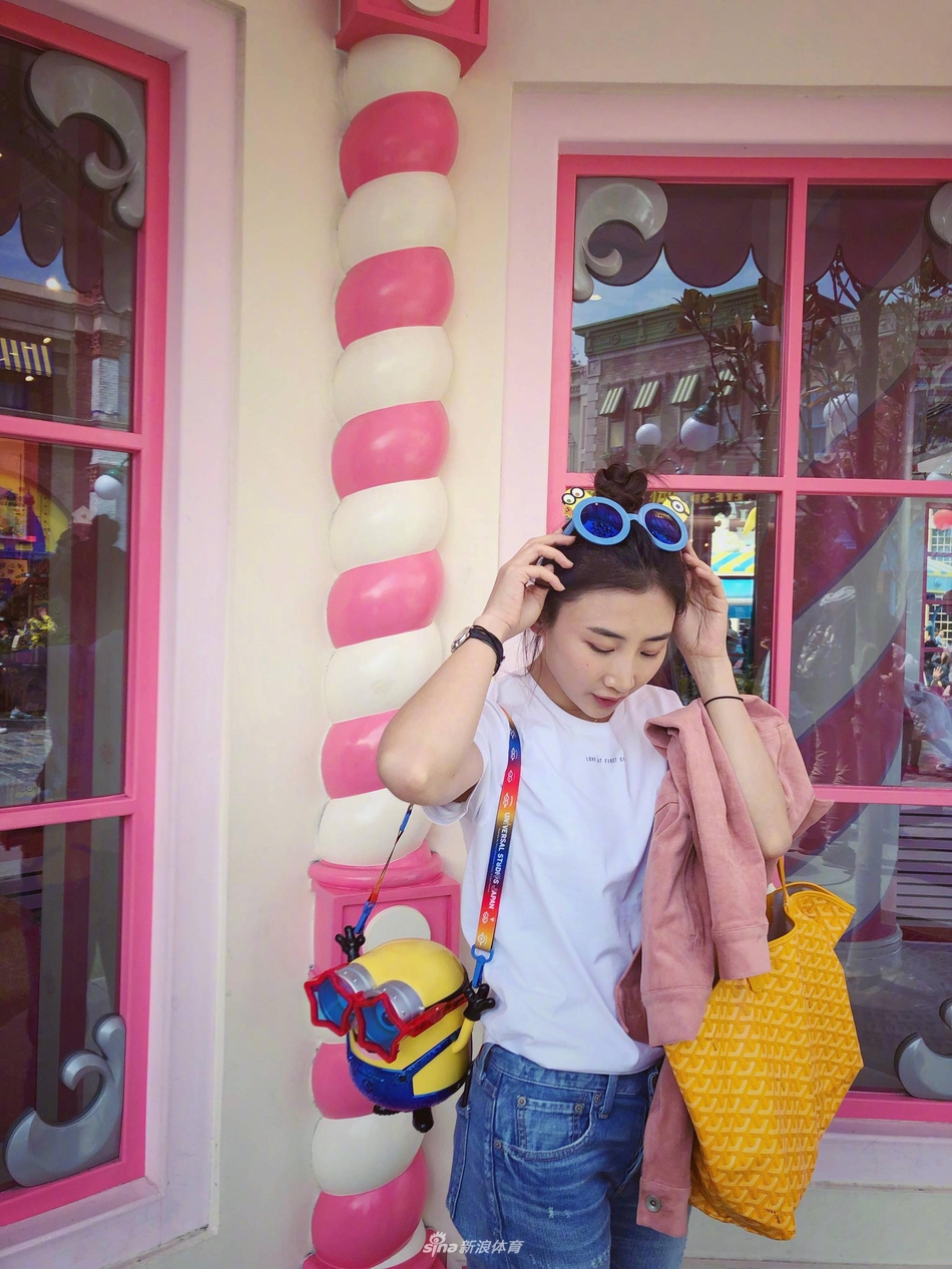 蹦床冠军何雯娜晒小清新美照 身着白色连衣裙手捧向日葵