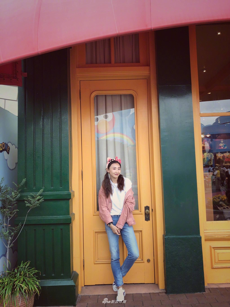 蹦床冠军何雯娜晒小清新美照 身着白色连衣裙手捧向日葵