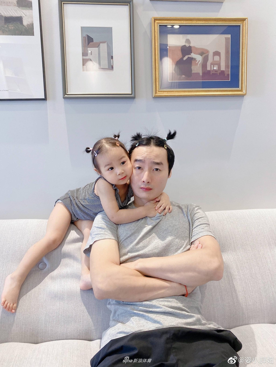 跳水女神何姿晒邹凯与女儿搞怪萌照 新发型抢镜