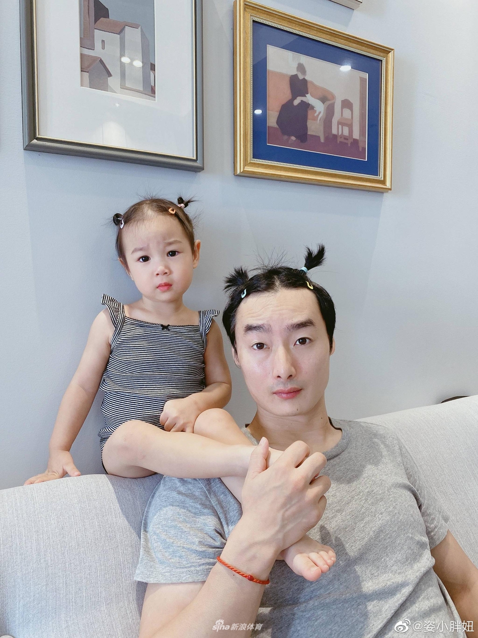 跳水女神何姿晒邹凯与女儿搞怪萌照 新发型抢镜