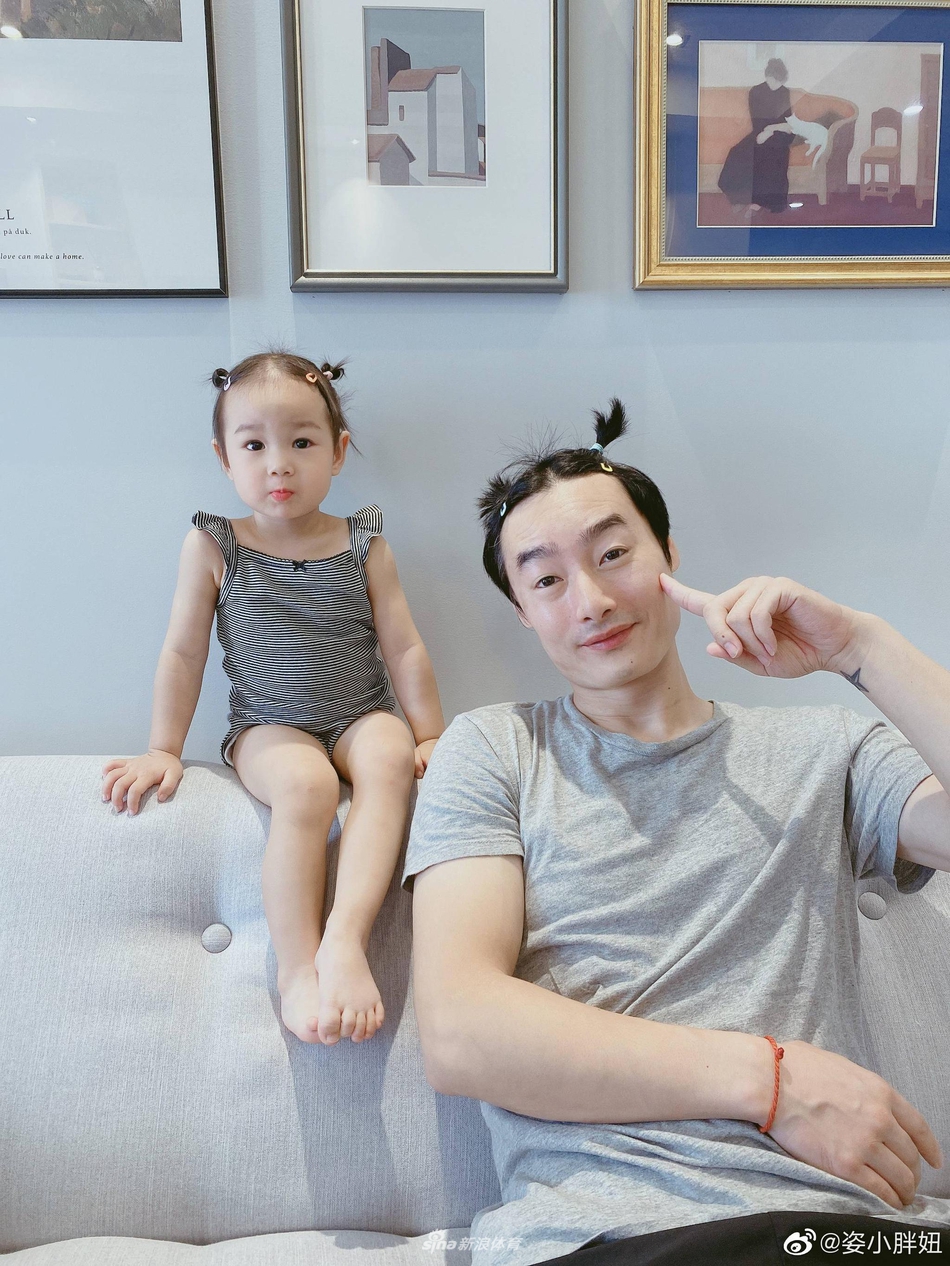 跳水女神何姿晒邹凯与女儿搞怪萌照 新发型抢镜