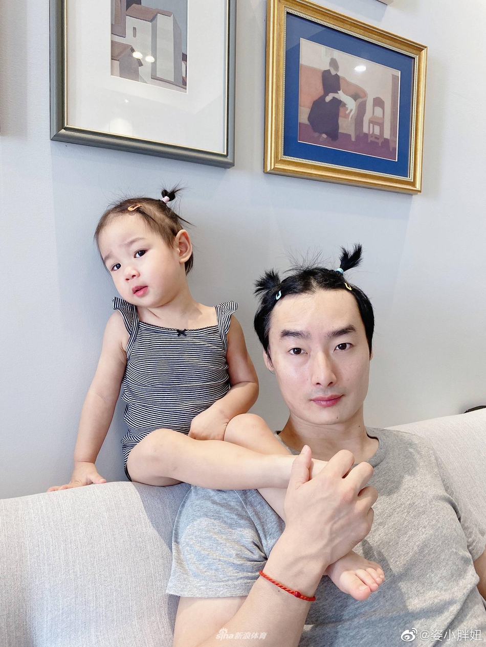 跳水女神何姿晒邹凯与女儿搞怪萌照 新发型抢镜