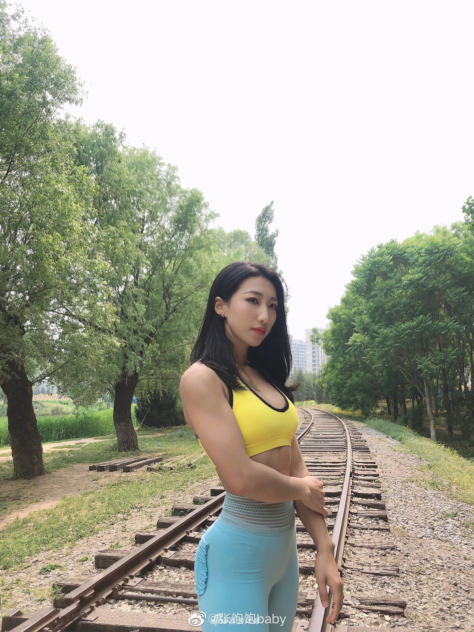 健身美女张饱饱户外写真 大秀火辣身材