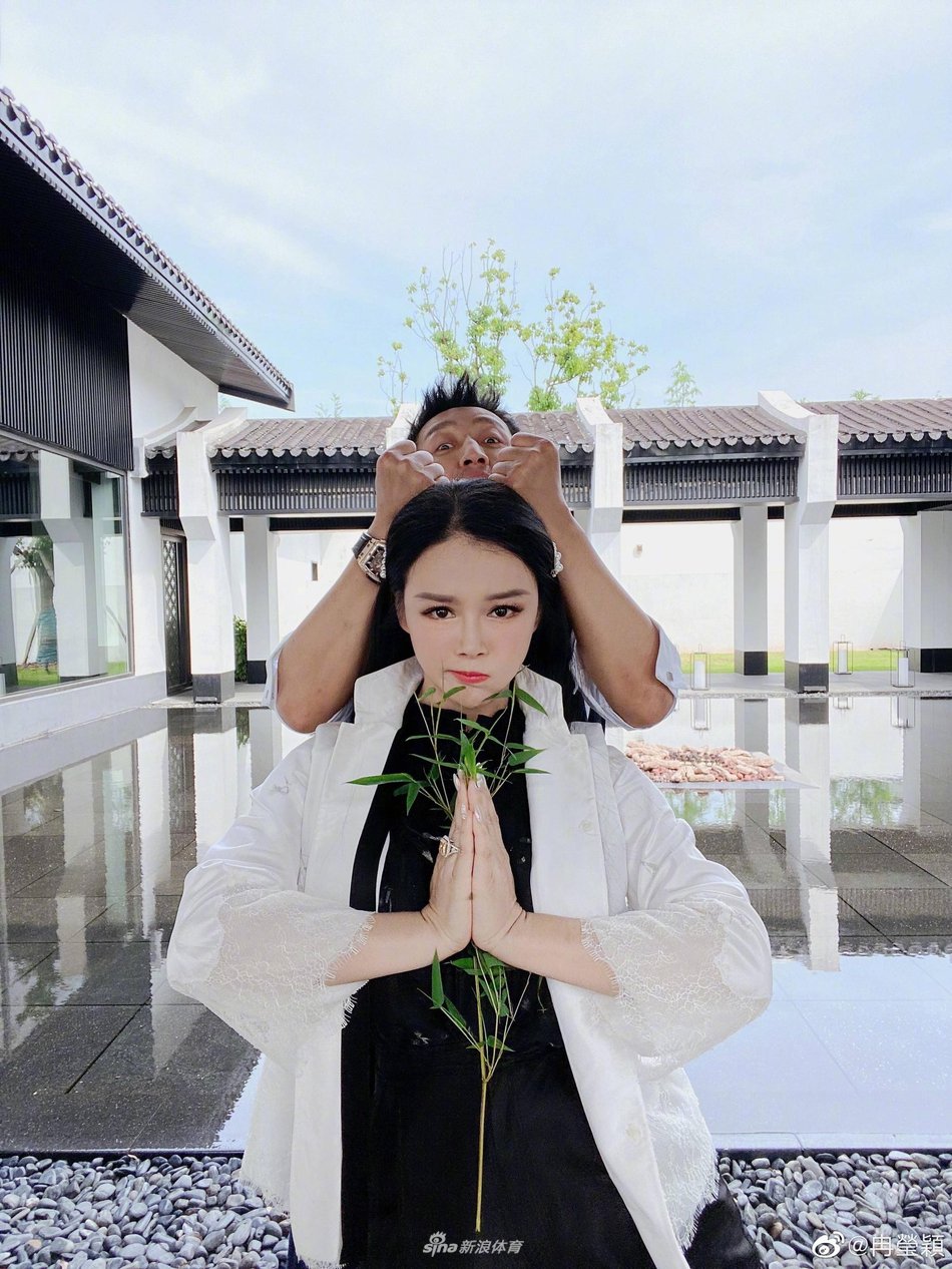 冉莹颖示爱邹市明 黑白情侣装太甜蜜