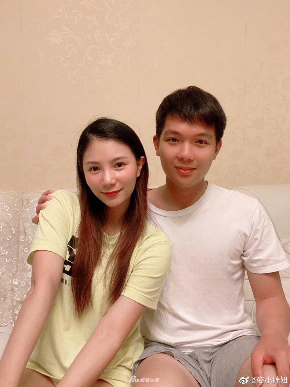 何姿与弟弟合影:姐弟俩长得太像了!