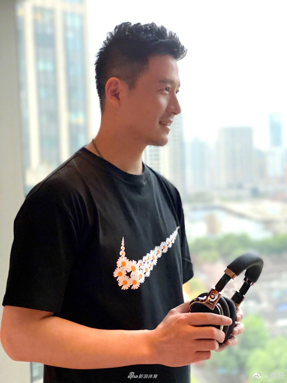 蔡赟潮值爆表太帅了!带耳机凹造型准备出门_高清图集_新浪网