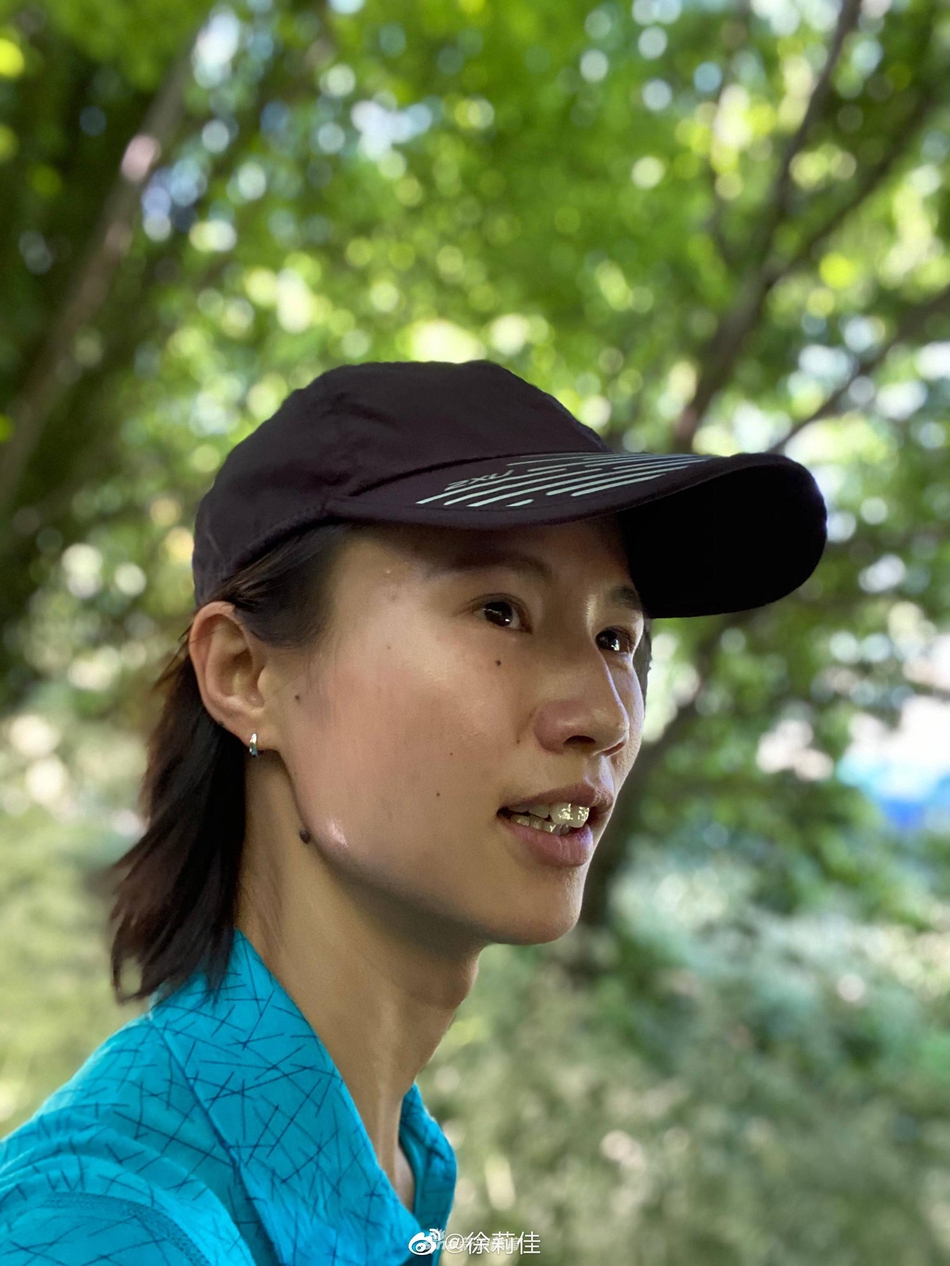 奥运冠军徐莉佳踏春跑步庆六一