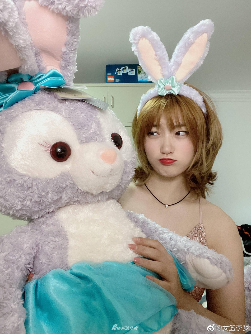女篮国手李梦变身兔女郎 被网友“质疑”:勒布朗想不到你是这样的
