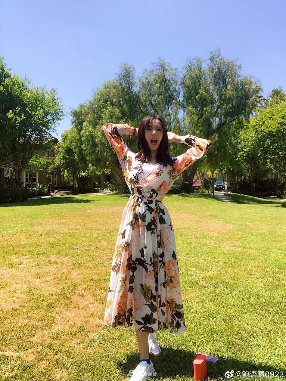 艺体女神鲍语晴分享生活照 碎花长裙气质迷人