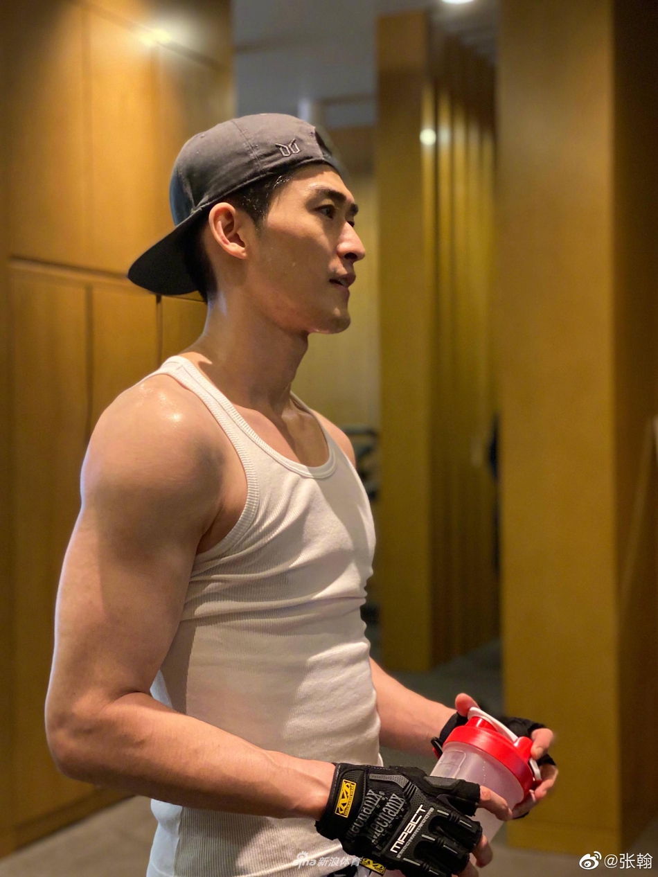 张翰撸铁秀肌肉荷尔蒙爆棚 穿衣显瘦脱衣有肉！